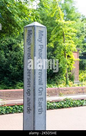 Niederlande, Den Haag, Stele im Friedenspalast (Vredespalais), Sitz des Internationalen Gerichtshofs Stockfoto