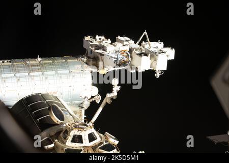 NASA-Astronaut und Expedition 66 die Flugingenieurin Kayla Barron guckt aus einem Fenster in der Kuppel, dem „Fenster der Internationalen Raumstation zur Welt“. Zu den prominenten Komponenten auf diesem Foto gehören das Kibo-Labormodul und seine externe Palette, der japanische Roboterarm und das Leonardo Permanent Multipurpose Module. Stockfoto