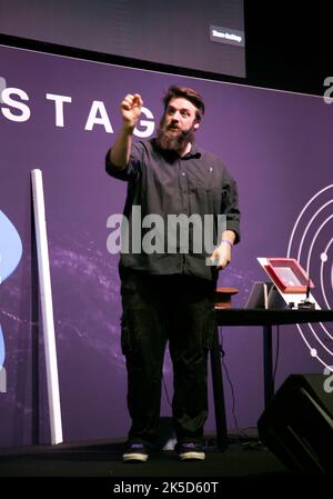 Dan Plane gab einen Vortrag mit dem Titel „reizvolle Entdeckungen und ausgezeichnete Unfälle“ auf der Universumsbühne bei New Scientist Live 2022 Stockfoto