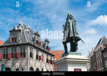 Niederlande, Hoorn, Altstadt, de Roode Steen, historischer Käsemarkt, Statue von Jan Pieterszoon Coen Stockfoto