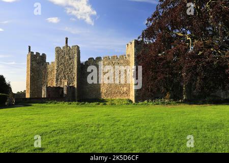 Ansicht von Framlingham Castle (1157-1216,) Framlingham Village, Suffolk County, England, Großbritannien Stockfoto