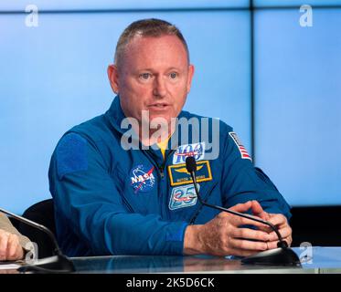 Der NASA-Astronaut Barry „Butch“ Wilmore wird während einer Pressekonferenz vor dem Start der Boeing Starliner-Raumsonde an Bord einer United Launch Alliance ATLAS V-Rakete am Mittwoch, den 18. Mai 2022, im Kennedy Space Center der NASA in Florida gesehen. Boeings Orbital Flight Test-2 wird der zweite unbemundete Flugtest von Starliner sein und im Rahmen des NASA Commercial Crew Program an die Internationale Raumstation andocken. Die Mission, die derzeit am 19. Mai um 6:54 Uhr ET gestartet werden soll, dient als durchgängiger Test der Fähigkeiten des Systems. Stockfoto