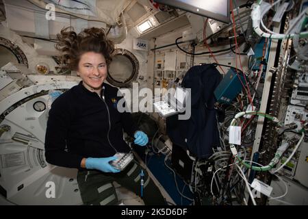 Die NASA-Astronautin Kayla Barron stellt das Mochii-Mikroskop auf. Mochii ist ein Miniatur-Rasterelektronenmikroskop (SEM) mit Spektroskopie zur Durchführung von Echtzeit-Bildgebung vor Ort und kompositorischen Messungen von Partikeln auf der Internationalen Raumstation (ISS). Stockfoto