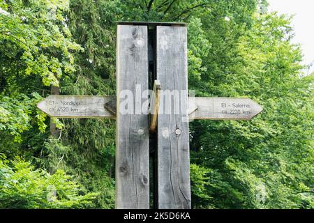 Deutschland, Teutoburger Wald, Externsteine, Wanderwegekreuzung, Holzschilder Stockfoto
