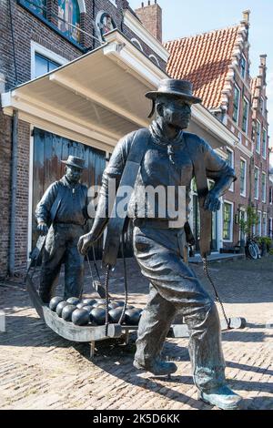 Niederlande, Edam, Jan Nieuwehuizenplein, De Kaaswaag, Skulptur, Männer tragen Käsebälle Stockfoto