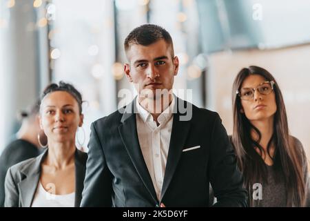 Gruppe erfolgreicher Geschäftsleute, die im Büro zusammenstehen. Stockfoto