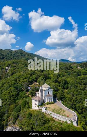 Luftaufnahme des Wallfahrtsortes Madonna del Sasso in Boleto, Orta-See, Provinz Novara, Piemont, Italien Stockfoto