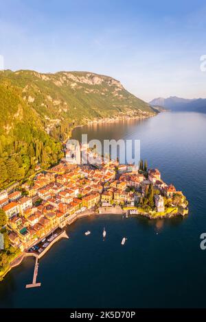 Luftaufnahme der Stadt Varenna, Comer See, bei Sonnenuntergang im Sommer. Varenna, Bezirk Lecco, Lombardei, Italien, Europa. Stockfoto