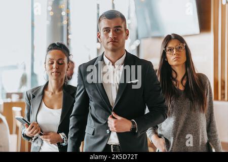 Gruppe erfolgreicher Geschäftsleute, die im Büro zusammenstehen. Stockfoto