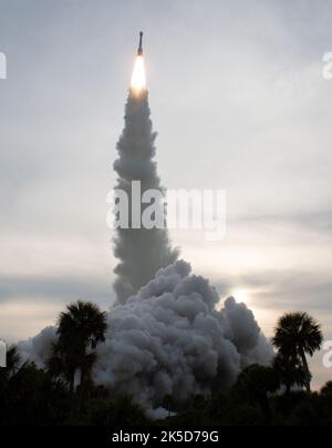 Eine United Launch Alliance ATLAS V-Rakete mit Boeins CST-100 Starliner-Raumschiff startet am Donnerstag, 19. Mai 2022, auf der Cape Canaveral Space Force Station in Florida vom Space Launch Complex 41. Boeings Orbital Flight Test-2 (OFT-2) ist der zweite unbemundete Flugtest von Starliner und wird im Rahmen des NASA Commercial Crew Program an der Internationalen Raumstation andocken. OFT-2 wird um 6:54 Uhr ET eingeführt und dient als End-to-End-Test der Systemfunktionen. Stockfoto