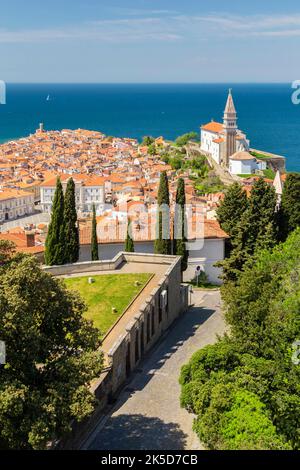 St. George's Pfarrkirche und das Dach von Piran von der Stadtmauer aus gesehen. Piran, Istrien, Slowenien. Stockfoto