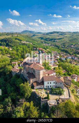 Luftaufnahme der Kirche und des heiligen Berges von Santuario della Passione von Torricella Verzate. Oltrepo Pavese, Provinz Pavia, Lombardei, Italien. Stockfoto