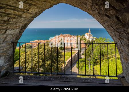 St. George's Parish Church von der Stadtmauer von Piran aus gesehen. Piran, Istrien, Slowenien. Stockfoto