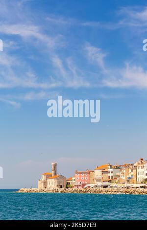 Promenade mit Kirche St. Clement. Piran, Istrien, Slowenien. Stockfoto