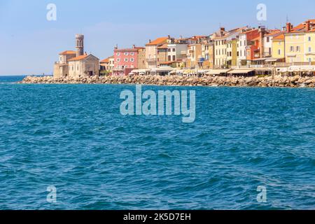 Promenade mit Kirche St. Clement. Piran, Istrien, Slowenien. Stockfoto