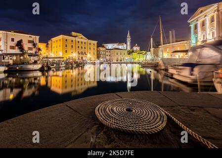 Hafen von Piran bei Nacht. Piran, Istrien, Slowenien Stockfoto