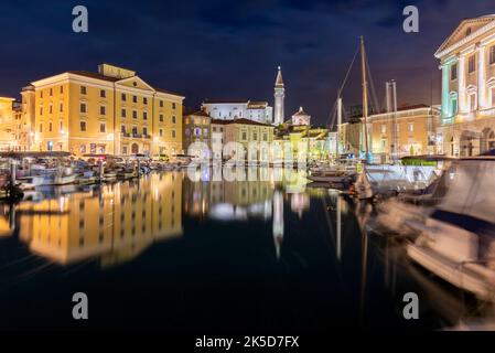 Hafen von Piran bei Nacht. Piran, Istrien, Slowenien Stockfoto