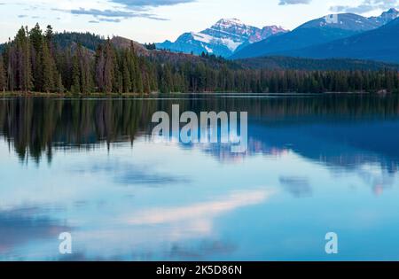 Lake Beauvert bei Sonnenuntergang mit Mount Edith Cavell, Jasper Nationalpark, Alberta, Kanada. Stockfoto