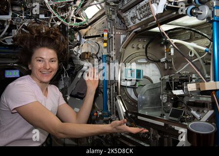 Der NASA-Astronaut und Expediiton 66-Flugingenieur Kayla Barron stellt die Hardware für die Untersuchung der intelligenten Glasoptik in der Mikrogravitationswissenschaft-Glovebox der Internationalen Raumstation im Labor des US-Schicksals auf. Die erweiterte Physikstudie könnte Einblicke in Fertigungssysteme für Erde und Weltraum liefern, einschließlich Kommunikation, Luft- und Raumfahrt und medizinische Diagnostik. Stockfoto