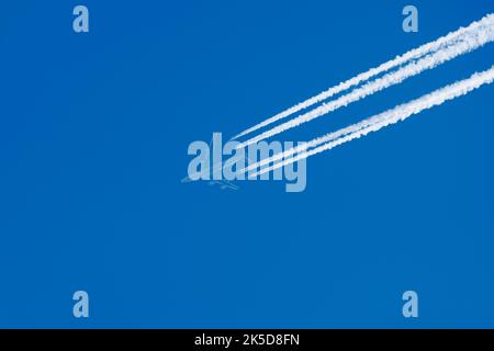 Flugzeug mit Kondensstreifen, Nordrhein-Westfalen, Deutschland Stockfoto
