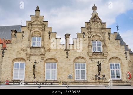 Giebelhäuser auf dem Marktplatz Grote Markt, Veurne, Westflandern, Flandern, Belgien Stockfoto