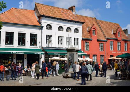 Restaurants und Springbrunnen, Brügge, Westflandern, Flandern, Belgien Stockfoto