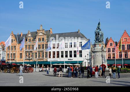 Marktplatz Grote Markt mit Jan Breydel und Pieter de Coninck Monument und Gildenhäusern, Brügge, Westflandern, Flandern, Belgien Stockfoto