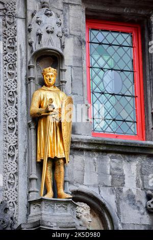 Basilika des Heiligen Blutes, Fassade mit goldener Statue, Brügge, Westflandern, Flandern, Belgien Stockfoto