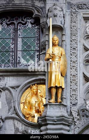 Basilika des Heiligen Blutes, Fassade mit goldener Statue, Brügge, Westflandern, Flandern, Belgien Stockfoto