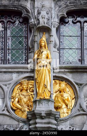 Basilika des Heiligen Blutes, Fassade mit goldener Statue, Brügge, Westflandern, Flandern, Belgien Stockfoto