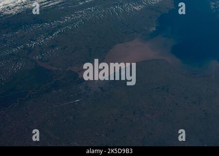 Der Rio de la Plata trennt Argentinien und Uruguay auf einem Foto der ISS aus 269 Meilen Höhe, das Buenos Aires und Montevideo in den fruchtbaren südamerikanischen Tiefländern zeigt. Stockfoto
