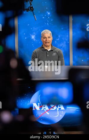 NASA-Astronaut Mark Vande Hei sprach mit den Medien und beantwortete Fragen in den sozialen Medien im Johnson Space Center, nachdem er eine 355-tägige Mission an Bord der Internationalen Raumstation absolviert hatte. Stockfoto