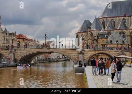 Korenlei, St. Michaels Brücke und St. Michaels Kirche, Gent, Ostflandern, Flandern, Belgien Stockfoto