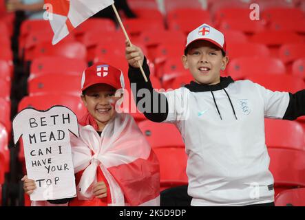 London, Großbritannien. 7.. Oktober 2022. England-Fans vor dem Internationalen Freundschaftsspiel im Wembley Stadium, London. Bildnachweis sollte lauten: Paul Terry / Sportimage Kredit: Sportimage/Alamy Live News Stockfoto
