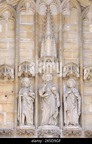 Statuen über dem Eingang der St.-Bavo-Kathedrale, Gent, Ostflandern, Flandern, Belgien Stockfoto