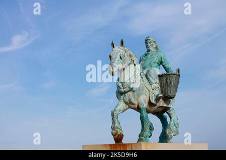 Statue eines Krabbenfechters auf dem Pferderücken, Oostduinkerke, Koksijde, Westflandern, Flandern, Belgien Stockfoto