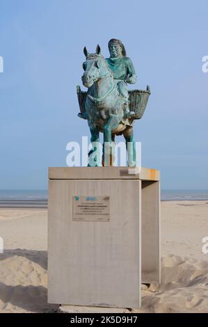 Statue eines Krabbenfechters auf dem Pferderücken, Oostduinkerke, Koksijde, Westflandern, Flandern, Belgien Stockfoto