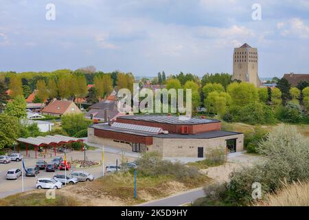 Festsaal „Witte Burg“ und St.-Nikolaus-Kirche, Oostduinkerke, Koksijde, Westflandern, Flandern, Belgien Stockfoto