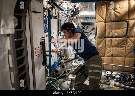 Die NASA-Astronautin und Expedition 67-Flugingenieurin Jessica Watkins ist während der Wartungsarbeiten im Tranquility-Modul der Internationalen Raumstation abgebildet. Stockfoto