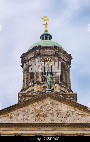 Giebel mit Turm, Paleis op de Dam, Königlicher Palast, Amsterdam, Nordholland, Niederlande Stockfoto