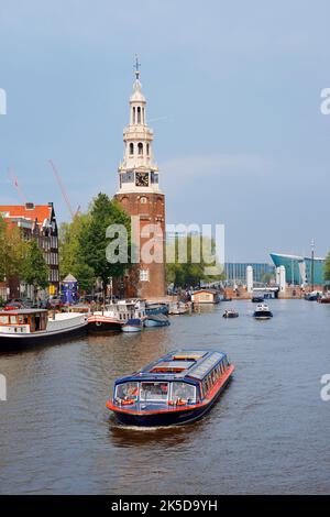 Turm Montelbaanstoren am Oude Schans Kanal, Amsterdam, Nordholland, Niederlande Stockfoto