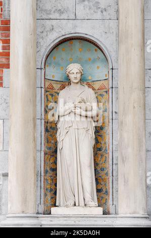 Rijksmuseum, Statue an der Fassade, Museumplein, Amsterdam, Nordholland, Niederlande Stockfoto