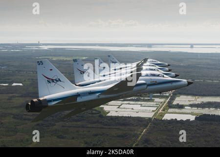 Die NASA T-38s fliegt in Formation über dem Kennedy Space Center der NASA in Florida. Mehrere Astronauten und Astronauten-Kandidaten reisten, um die Rakete des Space Launch Systems und das Raumschiff Orion auf dem Launch Pad 39B zu sehen und verschiedene Pre-Launch-Aktivitäten zu unterstützen. Flugzeugbezeichnungen und Passagiere: NASA 901: Chris Condon / Astronaut Zena Cardman. 902: Astronautenkandidatin Nicole Ayers / Astronautin Christina Koch. 903: Astronaut Der Kanadischen Weltraumorganisation Jeremy Hansen / Astronaut Drew Morgan. 904: Chief Astronaut Reid Wiseman / Astronaut Joe Acaba. 905 (Photo Chase): Astronautenkandidat Jack Hathawa Stockfoto