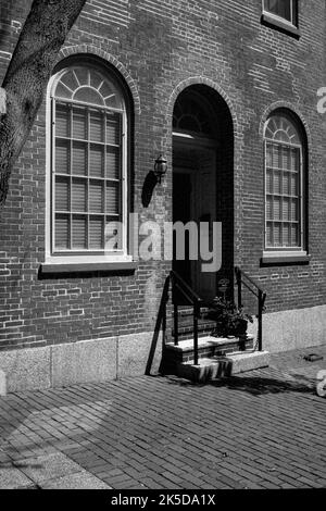 Das Benjamin Pickman Jr Haus an einem sonnigen Nachmittag im historischen Salem, Massachusetts. Das Bild wurde auf einem analogen Schwarzweißfilm aufgenommen. Stockfoto