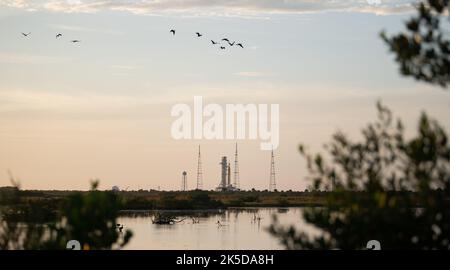 Die SLS-Rakete der NASA mit Orion ist auf einem mobilen Trägerraketen am Launch Pad 39B im Kennedy Space Center, Florida montiert, um am 2. September 2022 Tests des Flugsystems Artemis I ohne Besatzung durchzuführen. Stockfoto