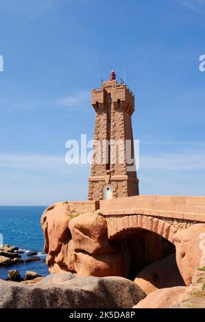 Mean Ruz Lighthouse, Ploumanac'h, Cote de Granit Rose, Cotes-d'Armor, Bretagne, Frankreich Stockfoto