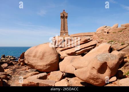 Mean Ruz Lighthouse and Granite Rocks, Ploumanac'h, Cote de Granit Rose, Cotes-d'Armor, Bretagne, Frankreich Stockfoto