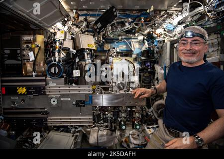 Der NASA-Astronaut und Expedition 66-Flugingenieur Mark Vande Hei konfiguriert das integrierte Verbrennungsrack im US-Destiny-Labormodul, um zwei Brandschutzexperimente zu unterstützen, die als Sofie oder Solid Fuel Ignition and Extinction bekannt sind. Stockfoto