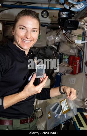 Astronautin Kayla Barron führt Operationen für das MVP-Plant-01-Experiment an Bord der ISS durch und überwacht das Wachstum von Shot und Wurzel in Pflanzen unter Schwerelosigkeit, um RNA-Regulation und molekulare Anpassungsmechanismen zu untersuchen. Stockfoto