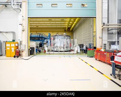 Techniker von Airbus in Bremen bereiteten das europäische Servicemodul für den Versand an das Kennedy Space Center im November 2018 vor. Das von europäischen Partnern wie ESA und Airbus gebaute Modul wird ein NASA-Raumfahrzeug antreiben und damit den ersten Einsatz eines europäischen Systems für US-amerikanische Tiefenraummissionen markieren und die internationale Zusammenarbeit bei der Erforschung des menschlichen Weltraums hervorheben. Stockfoto
